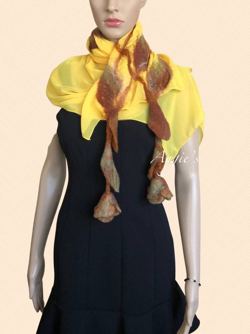Ein Einzigartiges Design Nuno Gefilzt Seidenschal/Schal Wrap. Gelb Und Braun Mit Aufgefilzten Tulpen. Merino Wolle Handarbeit Frauen Mädchen Tulip von AngieDesignGoods