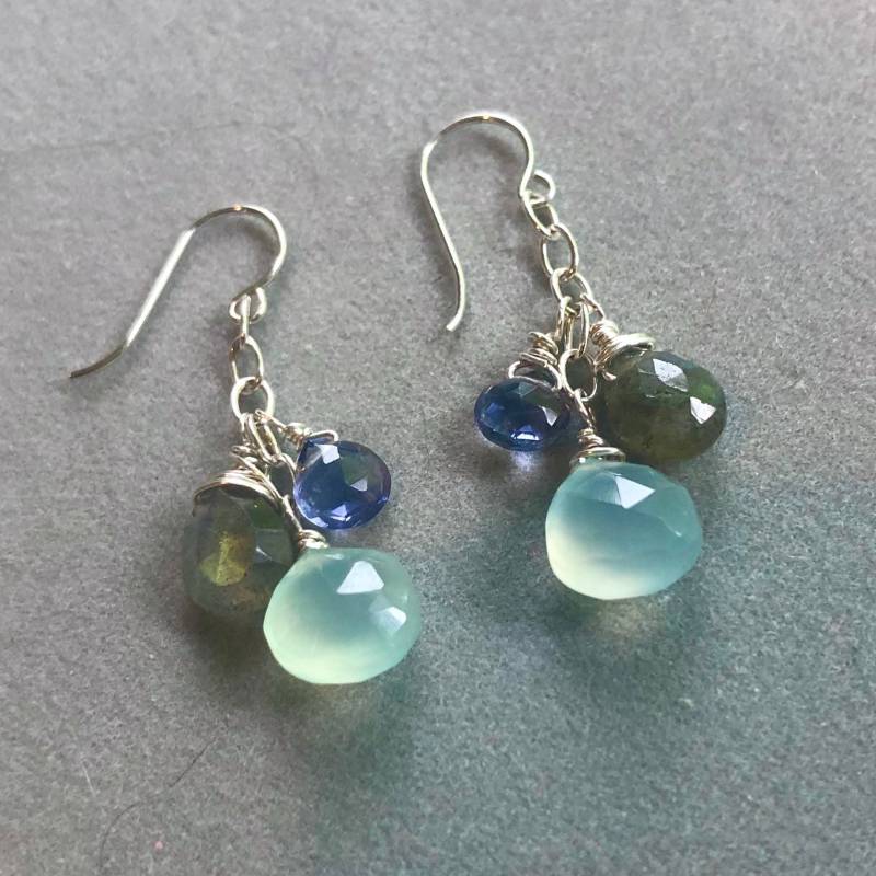 Chalcedon, Labradorit Und Iolith Cluster Ohrringe von AngieGallagherJewels