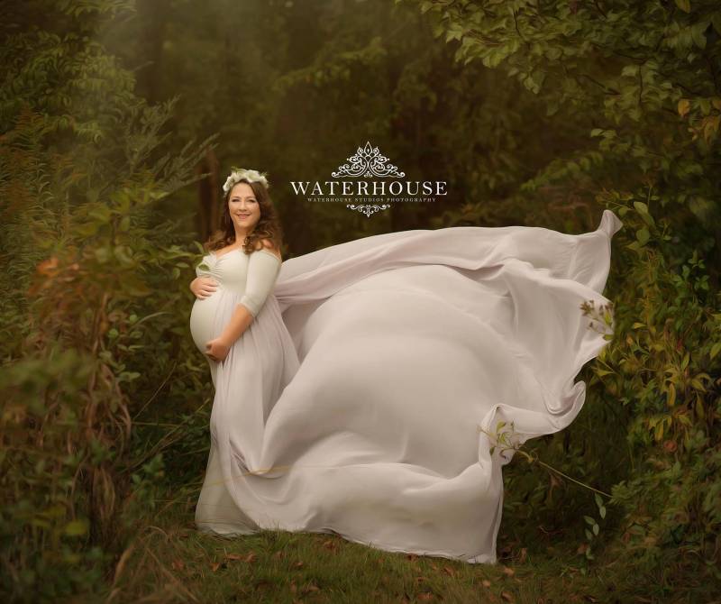 Silber-Taube-Slim Fitted Jersey Mit Chiffon Abgesetzter Oder Angehängter Zug/Schulterfrei 3/4 Ärmel/Sm-Plus Größen/Umstandskleid/Baby-Dusche-Kleid von AngieKDesigns