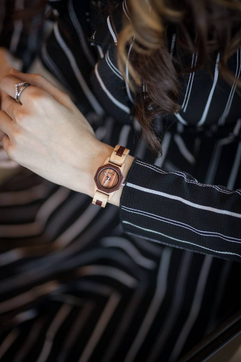 Gravierte Ahorn Und Sandelholz Damenuhr Mit Ziffernblatt, Personalisierte Holz Uhr(W082 von AngieWoodCreationsCo