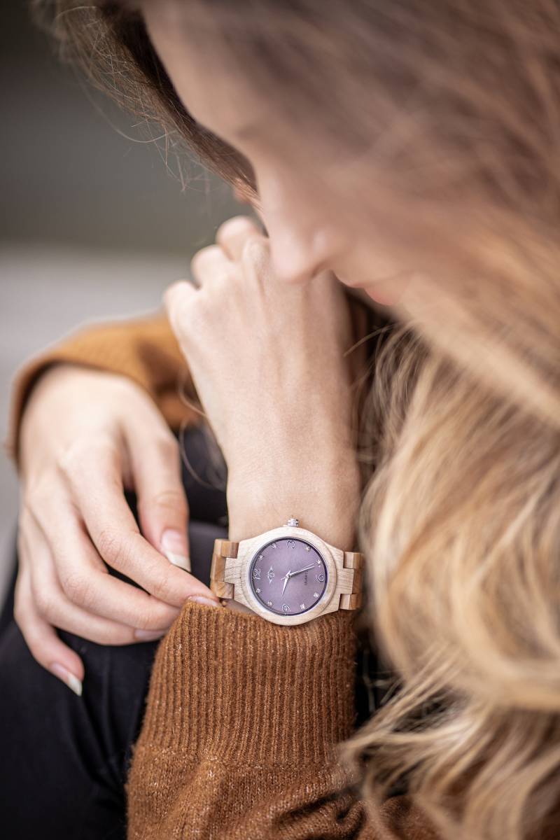 Gravierte Ahornholz-Damenuhr Mit Ahornholz-Armband Und Lilafarbenem Ziffernblatt, Personalisierte Holz Uhr(W125 von AngieWoodCreationsCo