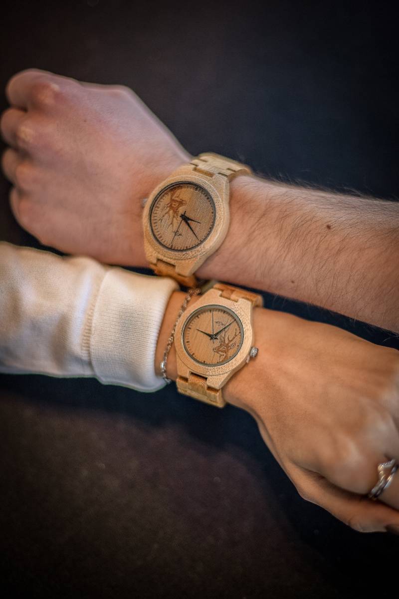 Gravierte Bambus Damenuhr Mit Armband Und Hirschbild, Personalisierte Holz Uhr(W140 von AngieWoodCreationsCo