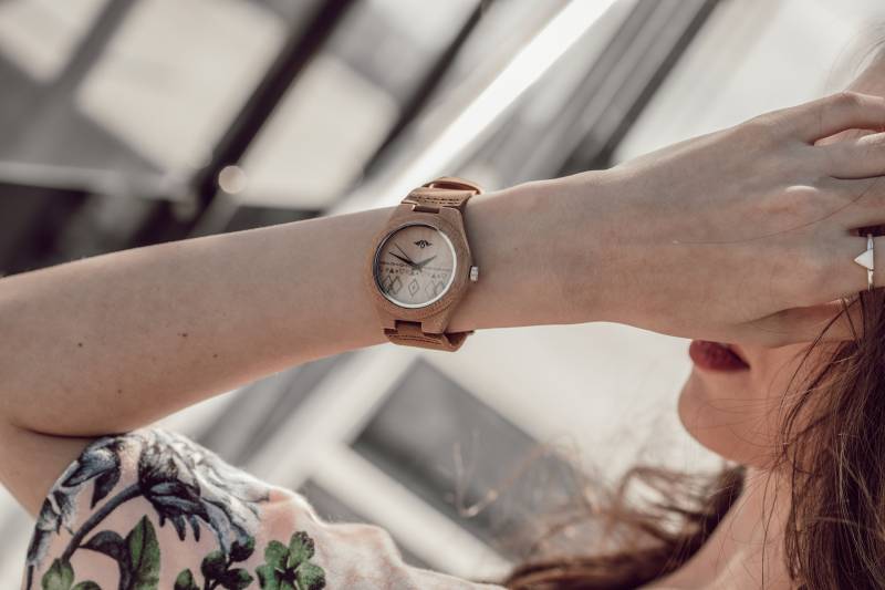 Gravierte Bambus Damenuhr Mit Ziffernblatt Und Azteken-Design, Personalisierte Holz Uhr(W086 von AngieWoodCreationsCo