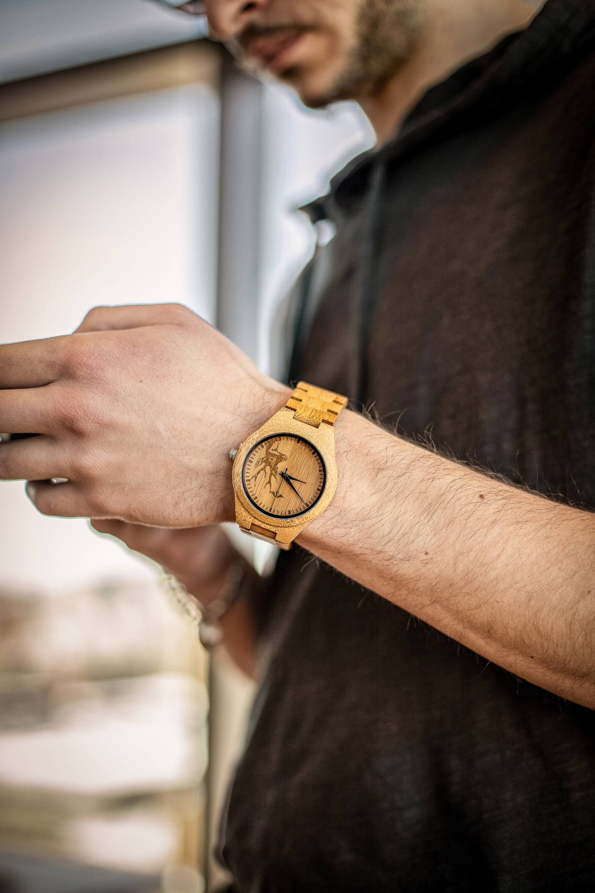 Gravierte Bambus Herrenuhr Mit Hirsch-Gravur Und Bambus-Armband, Personalisierte Holz Uhr(W025 von AngieWoodCreationsCo
