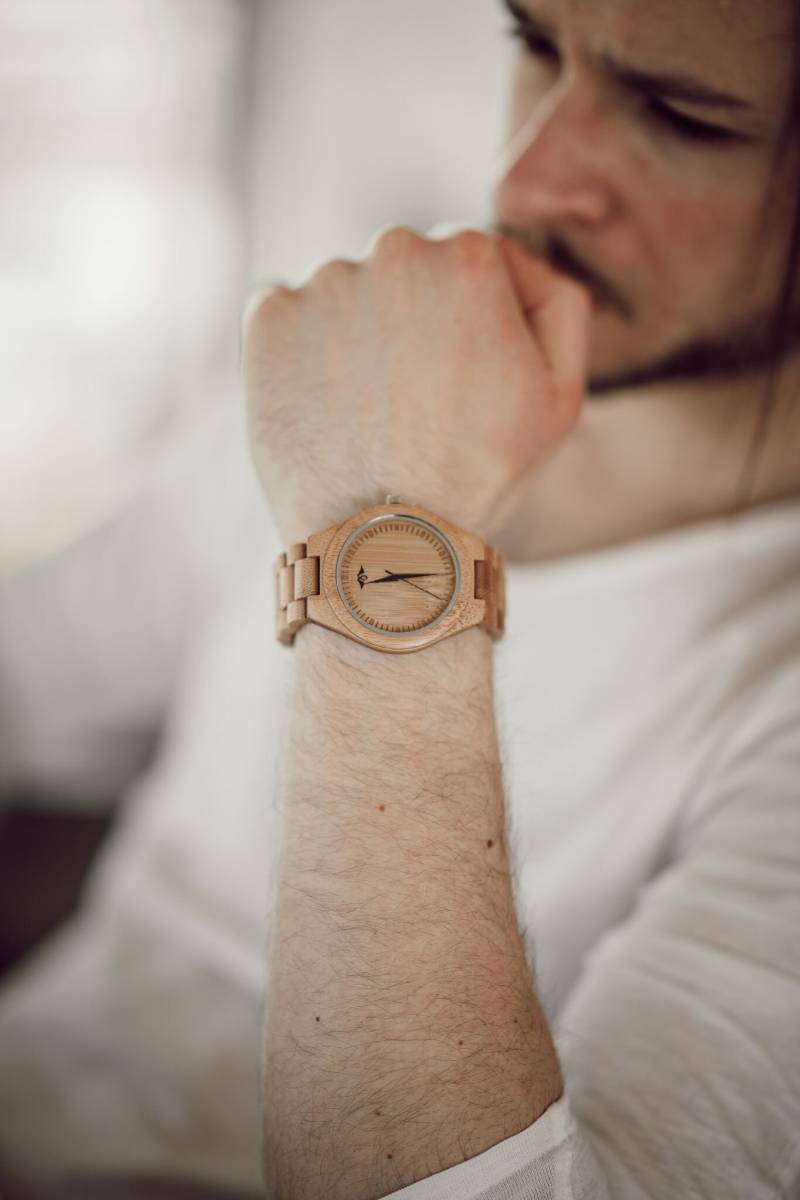 Gravierte Bambus Herrenuhr Mit Laser-Graviertem Ziffernblatt Und Schwarzen Zeigern, Personalisierte Holz Uhr(W020 von AngieWoodCreationsCo