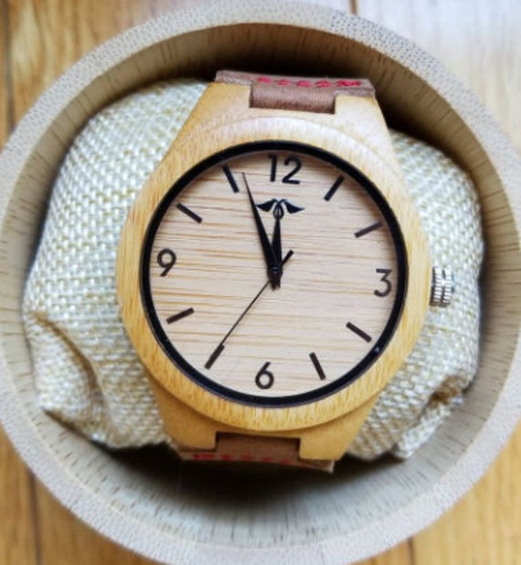 Gravierte Bambus Herrenuhr Mit Ziffernblatt Und Lederband, Personalisierte Holz Uhr(W084 von AngieWoodCreationsCo