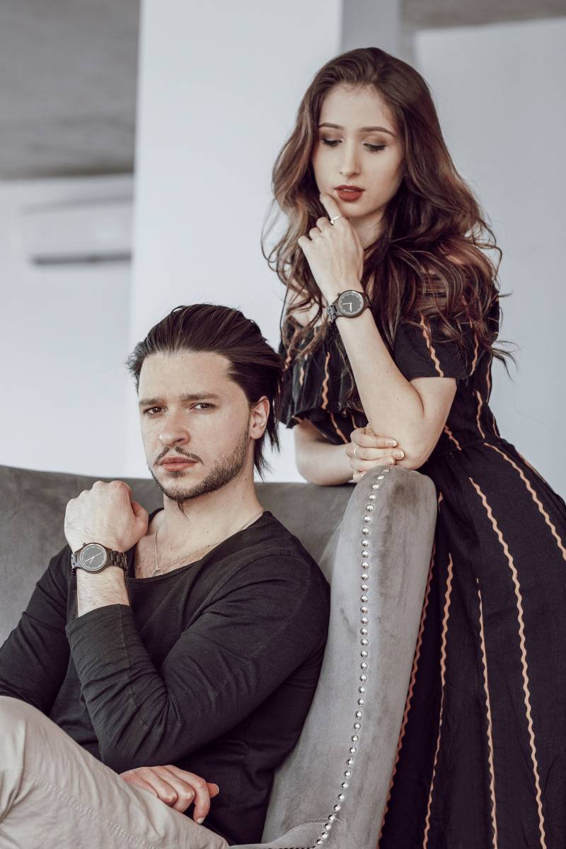 Gravierte Dunkle Sandelholz Damenuhr Mit Passendem Armband, Personalisierte Holz Uhr(W006 von AngieWoodCreationsCo