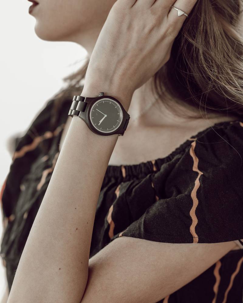 Gravierte Dunkle Sandelholz Damenuhr Mit Passendem Armband, Personalisierte Holz Uhr(W006 von AngieWoodCreationsCo