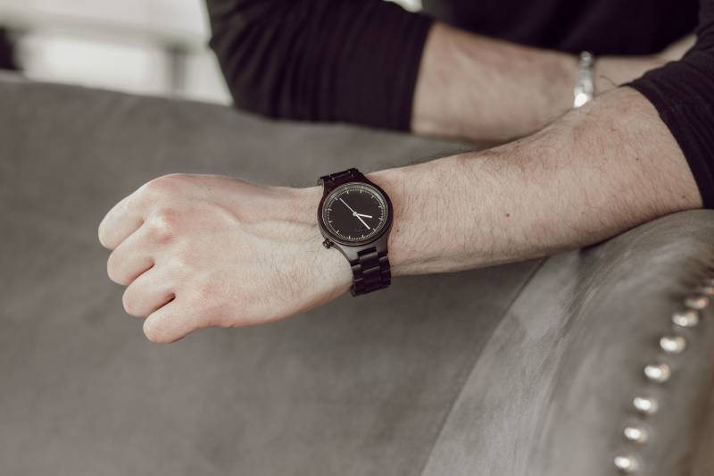 Gravierte Dunkle Sandelholz Damenuhr Mit Passendem Armband, Personalisierte Holz Uhr(W006 von AngieWoodCreationsCo