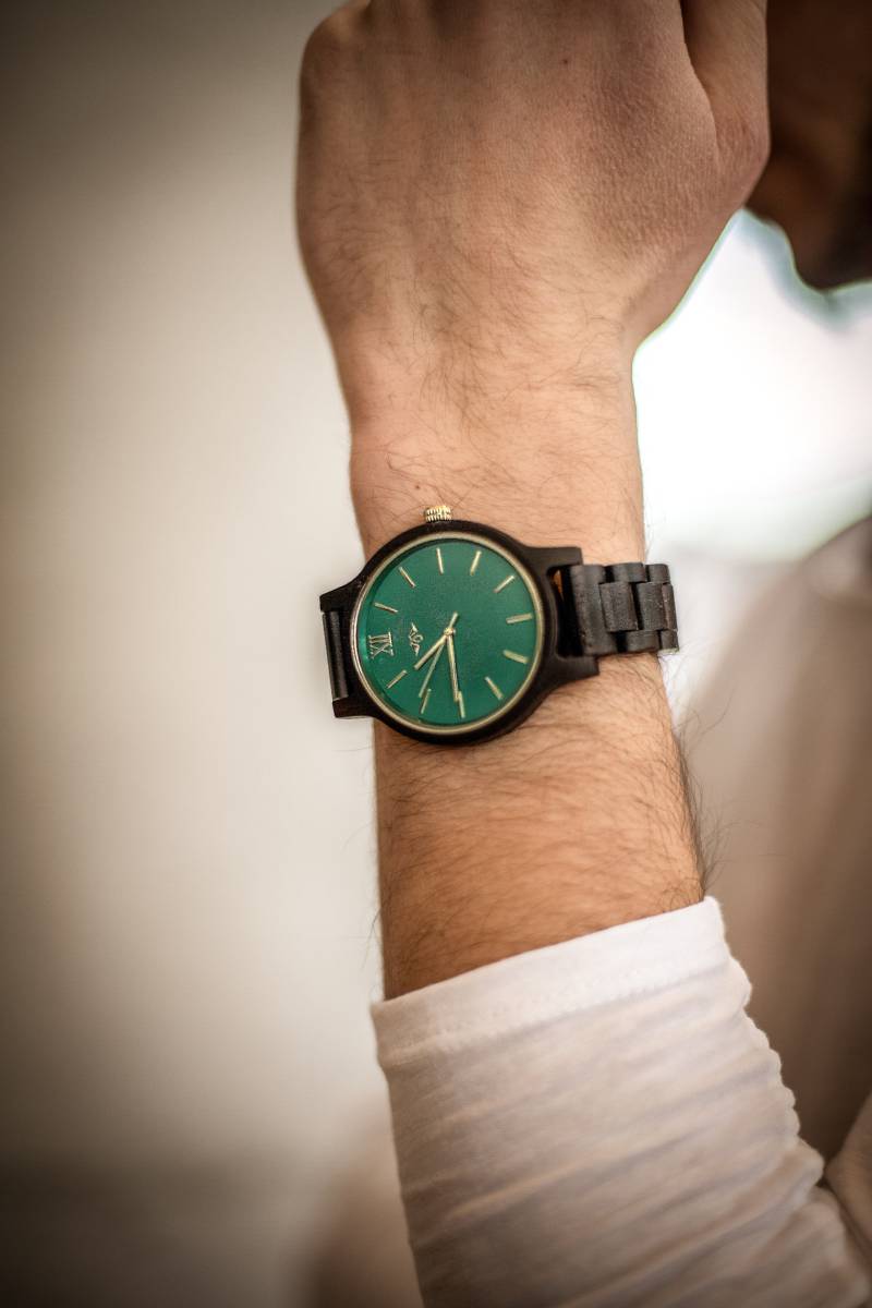 Gravierte Dunkle Sandelholz Herrenuhr Mit Smaragd-Farbigem Ziffernblatt, Personalisierte Holz Uhr(W094 von AngieWoodCreationsCo