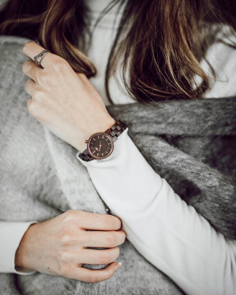 Gravierte Ebenholz Damenuhr Mit Ebenholz-Armband Und -Ziffernblatt, Personalisierte Holz Uhr(W050 von AngieWoodCreationsCo