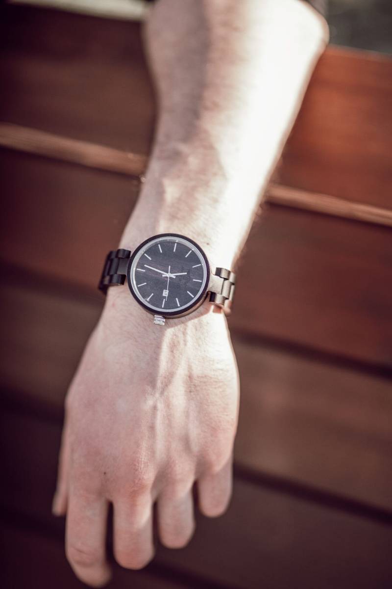 Gravierte Ebenholz Damenuhr Mit Zifferblatt Und Armband, Personalisierte Holz Uhr(W088 von AngieWoodCreationsCo