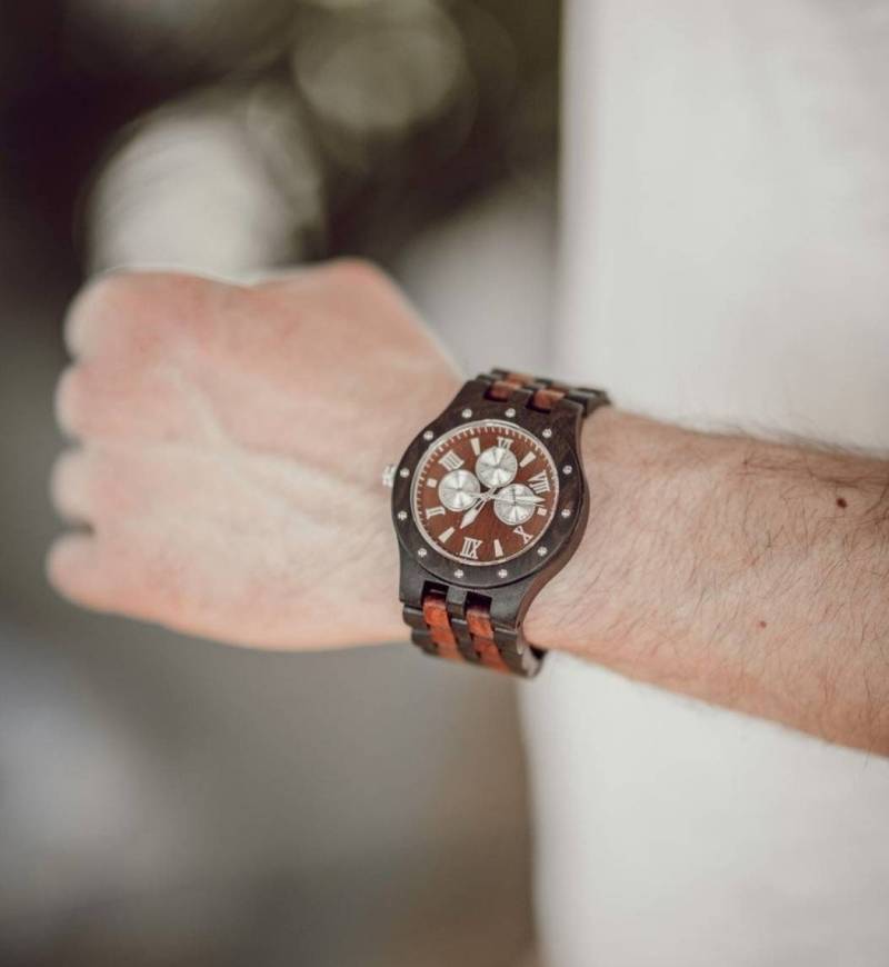 Gravierte Ebenholz Herrenuhr Mit Armband Aus Und Rotem Sandelholz, Personalisierte Holz Uhr(W097 von AngieWoodCreationsCo