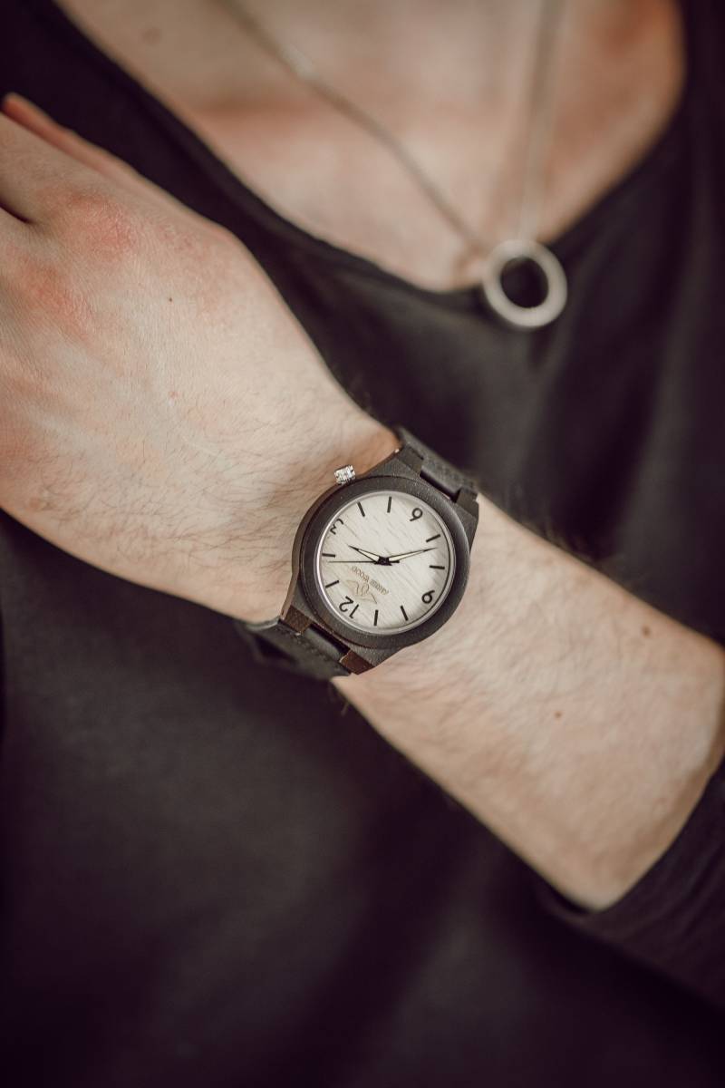 Gravierte Ebenholz Herrenuhr Mit Bambus Ziffernblatt Und Lederarmband, Personalisierte Holz Uhr(W083 von AngieWoodCreationsCo