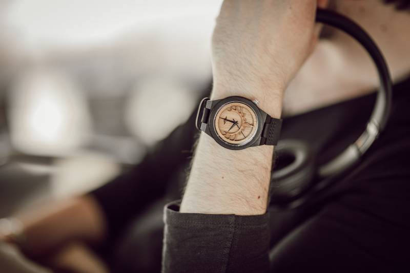 Gravierte Ebenholz Herrenuhr Mit Laser-Graviertem Geweih Und Lederarmband, Personalisierte Holz Uhr(W032 von AngieWoodCreationsCo
