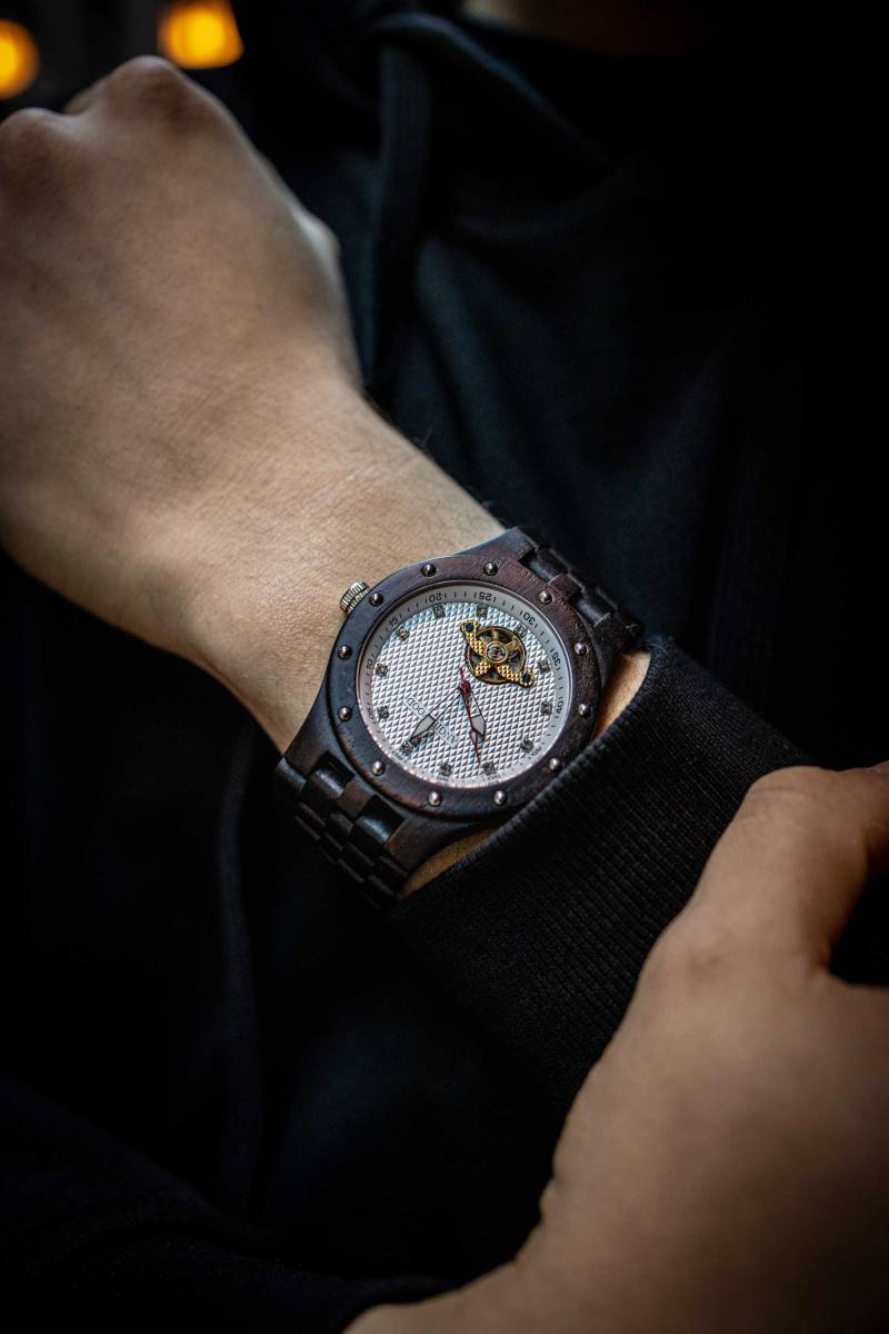 Gravierte Ebenholz Herrenuhr Mit Weißem Ziffernblatt Und Selbstaufzug, Personalisierte Holz Uhr(W109 von AngieWoodCreationsCo