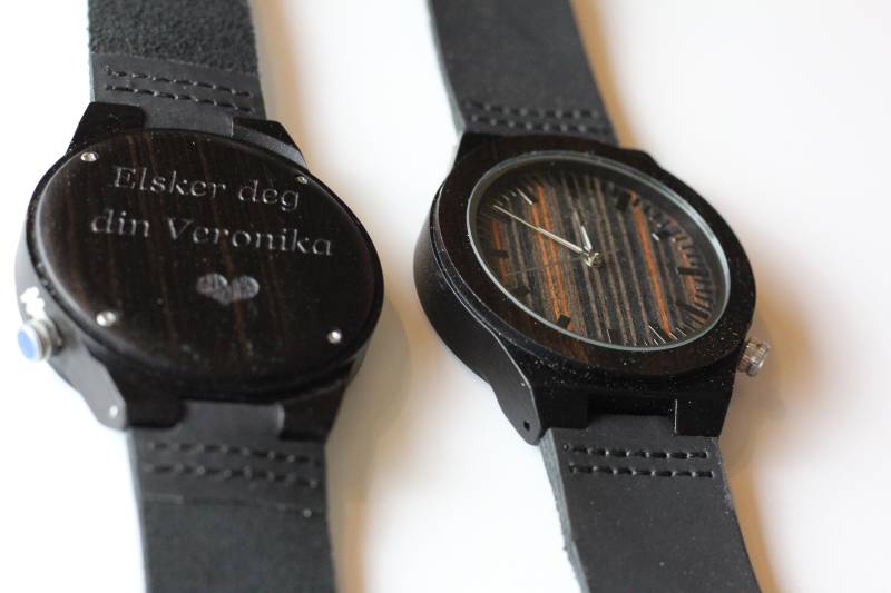 Gravierte Ebenholz Herrenuhr Mit Weißen Zeigern Und Zebrano-Holz Ziffernblatt, Personalisierte Holz Uhr(W021 von AngieWoodCreationsCo