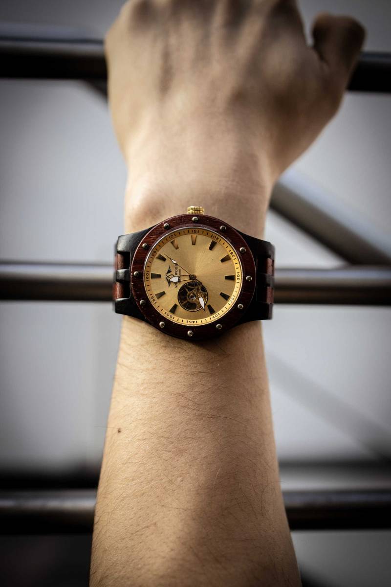 Gravierte Ebony Red Sandal Herren Automatikuhr Mit Goldzifferblatt, Automatikuhr, Männer Watchfiance Geschenk, Groomsman Geschenke, | W111 von AngieWoodCreationsCo