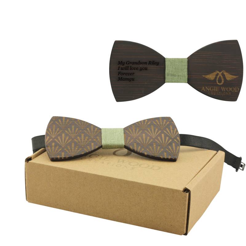 Gravierte Fliege Aus Dunklem Sandelholz Mit Fünfblättrigem Pflanzenmuster Und Hellgrüner Rauher Baumwollspitze | B0071 von AngieWoodCreationsCo