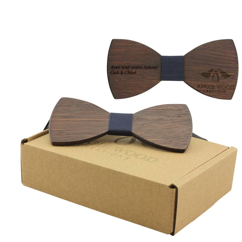 Gravierte Große Runde Dunkle Sandelholzfliege Mit Blauem Stoff | B0043, Holzfliege Gravierte Große Runde Dunkle Sandelholzfliege Mit Blauem Stoff | B0043, Holzfliege von AngieWoodCreationsCo