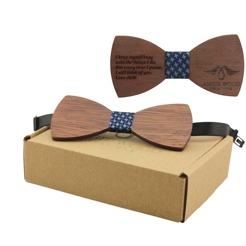 Gravierte Große Runde Rote Sandelholz-Fliege Mit Blue Houndsfoot Center - Erwachsene | B0016 von AngieWoodCreationsCo