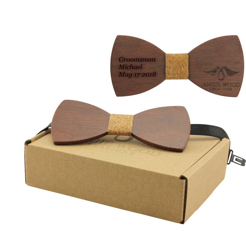 Gravierte Große Runde Rote Sandelholz-Fliege Mit Korkcenter - Erwachsenengröße | B0007, Holzfliege von AngieWoodCreationsCo