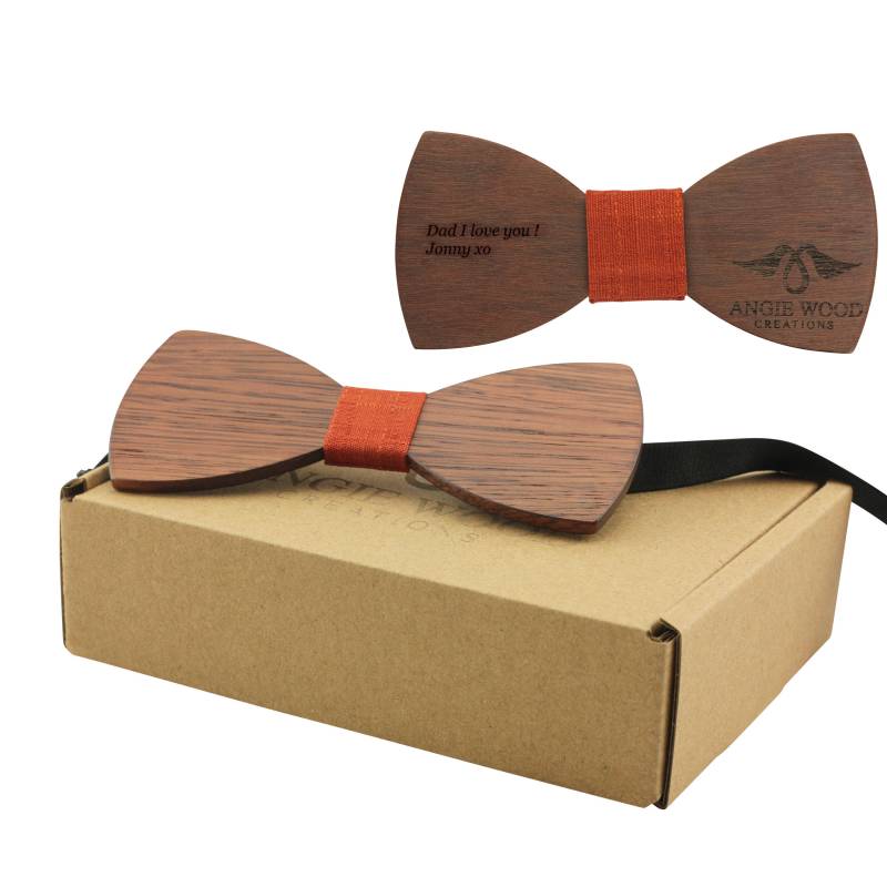 Gravierte Große Runde Rote Sandelholz-Fliege Mit Orangefarbener Rauer Baumwollmitte - Erwachsenengröße | B0022, Holzfliege von AngieWoodCreationsCo