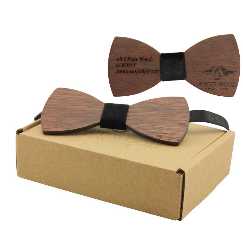 Gravierte Große Runde Rote Sandelholz Fliege Mit Schwarzem Velvet Center - Erwachsene Größe | B0019, Holz Fliege, Herren von AngieWoodCreationsCo