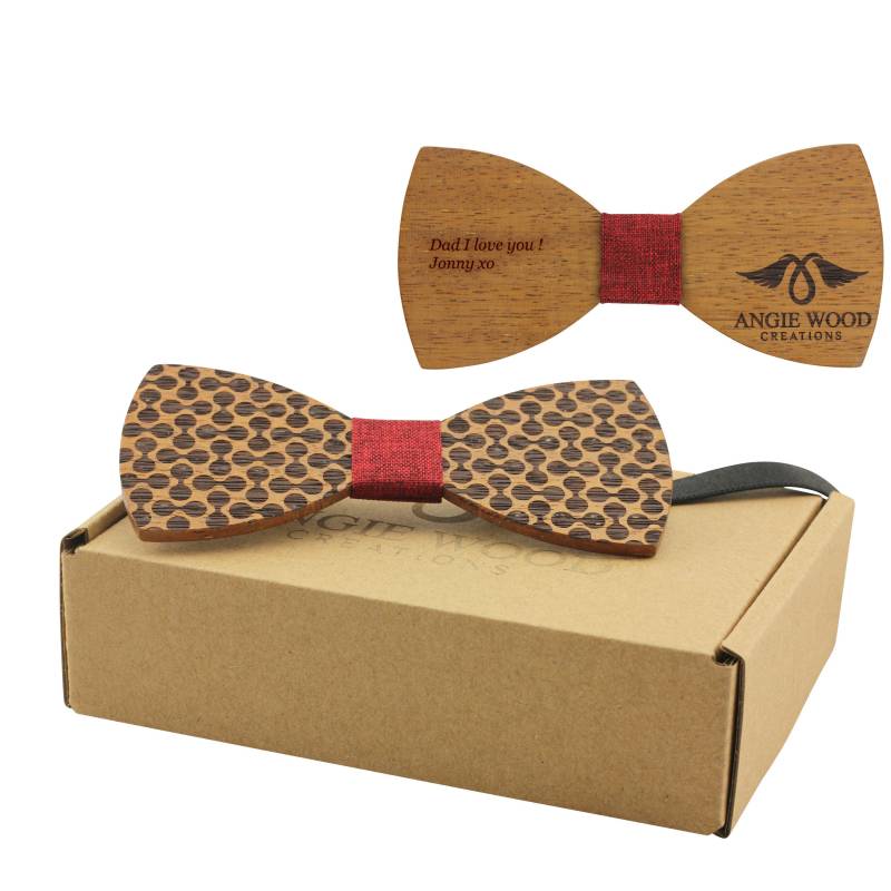 Gravierte Große Runde Zebrawood-Fliege Mit Angrenzendem Kreisförmigem Design Roter Rauer Baumwollmitte | B0059 von AngieWoodCreationsCo