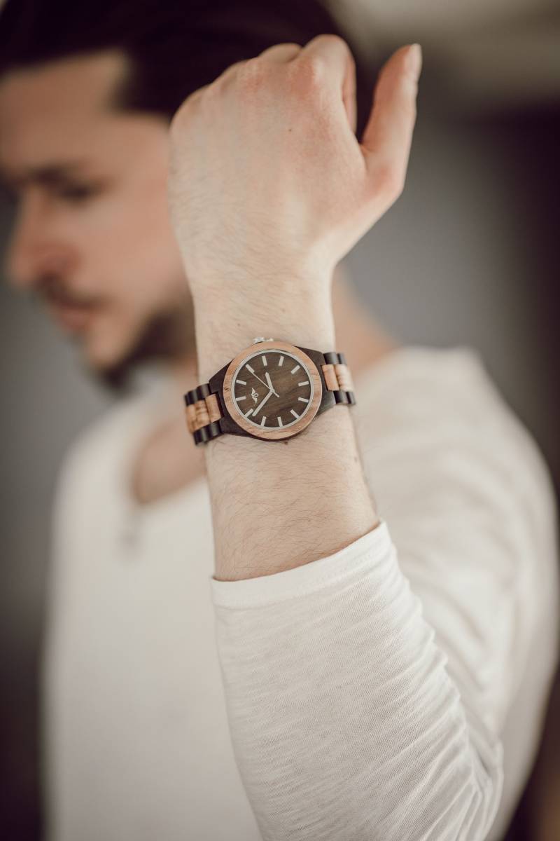 Gravierte Herrenuhr Aus Hellem Und Dunklen Olivenholz Mit Silbernen Zeigern, Personalisierte Holz Uhr(W012 von AngieWoodCreationsCo