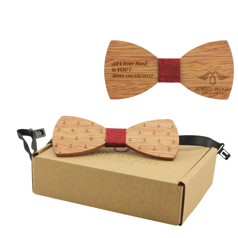 Gravierte Holzfliege Für Erwachsene Mit Schiffsanker-Design Und Rotem Baumwollzentrum | B0089 von AngieWoodCreationsCo