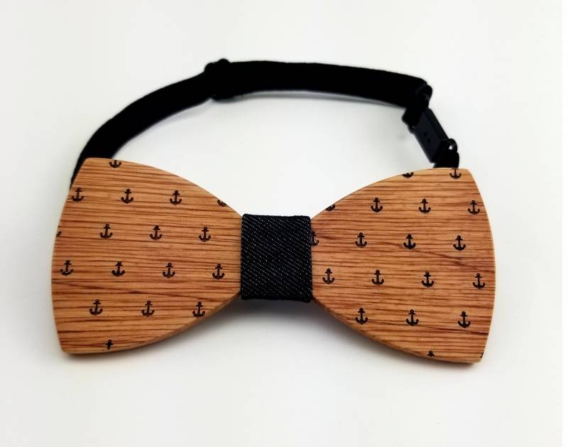 Gravierte Holzfliege Für Erwachsene Mit Schiffsankerdesign Und Denim Center | B0092 von AngieWoodCreationsCo