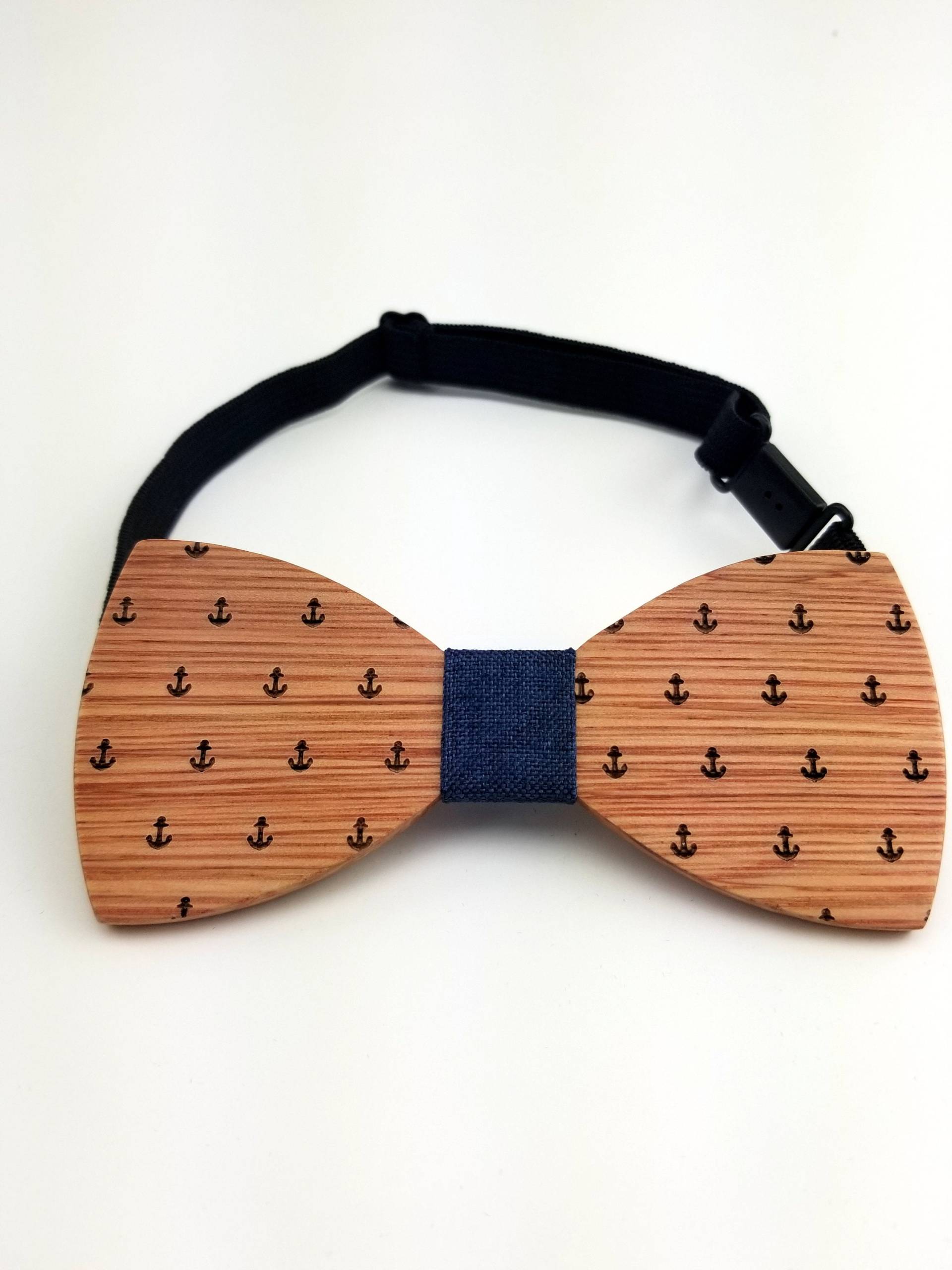 Gravierte Holzfliege Für Erwachsene Mit Schiffsankerdesign Und Denim Center | B0092 von AngieWoodCreationsCo