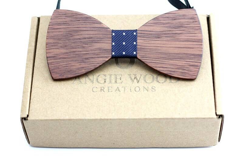 Gravierte Kid Bowtie, Boy Fliege, Kinder Zubehör, Individuelle Hochzeit Krawatte, Mode Kinder, Sohn Fliege von AngieWoodCreationsCo