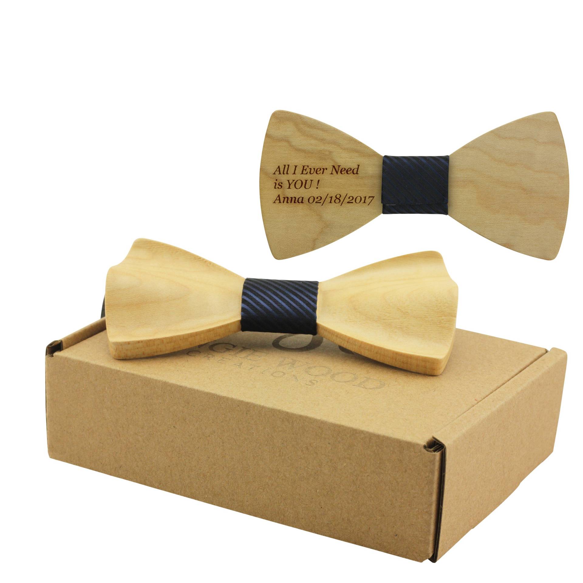 Gravierte Maple Solid Abgerundete Schmetterlingsfliege Mit Blau Gestreiftem Stoffzentrum | B1404, Hölzerne 3D-Fliege, 3D-Fliege von AngieWoodCreationsCo