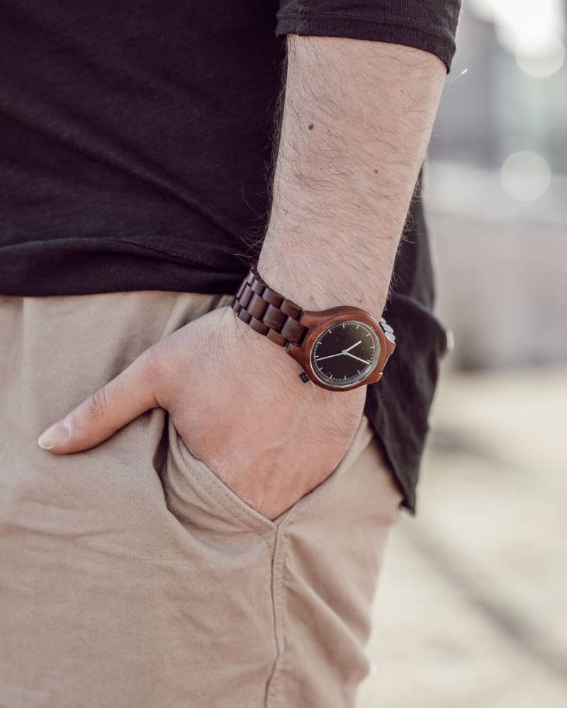 Gravierte Rote Sandelholz Damenuhr Mit Schwarzem Zifferblatt, Personalisierte Holz Uhr(W001 von AngieWoodCreationsCo