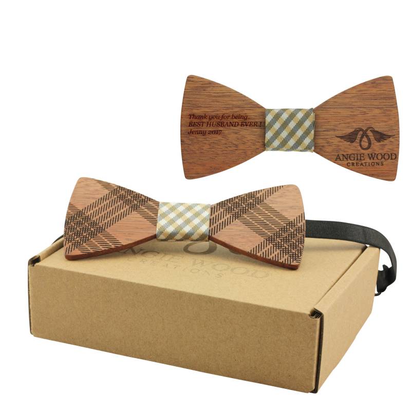 Gravierte Rote Sandelholz-Fliege Für Erwachsene Mit Karierter Gravur - Plaid Center | B0273, Holzfliege von AngieWoodCreationsCo