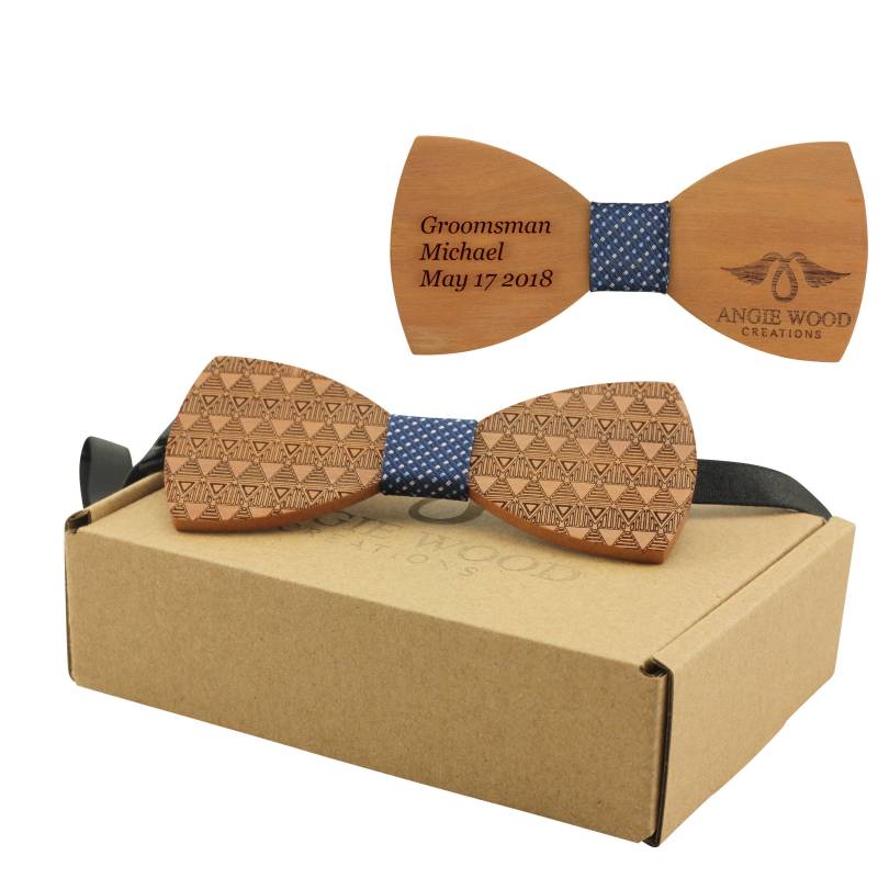 Gravierte Rote Sandelholzfliege Mit Aztekenmuster Und Spot-stoff | B0077, Holzfliege von AngieWoodCreationsCo