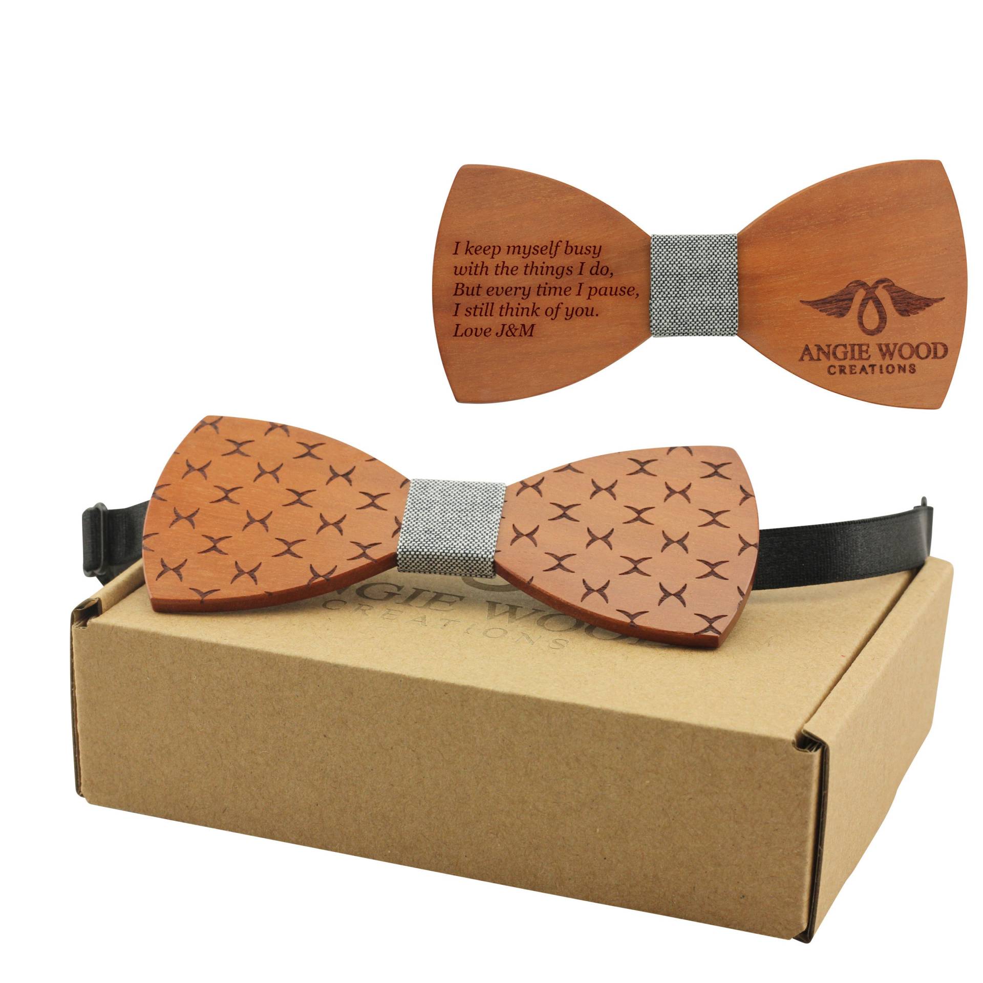 Gravierte Rote Sandelholzfliege Mit Stilvoller Gravur Hellblauem Stoffzentrum | B0086, Holzfliege von AngieWoodCreationsCo