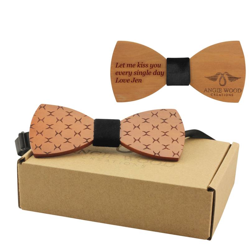 Gravierte Rote Sandelholzfliege Mit Stilvoller Gravur Schwarzem Samtzentrum | B0083, Holzfliege von AngieWoodCreationsCo