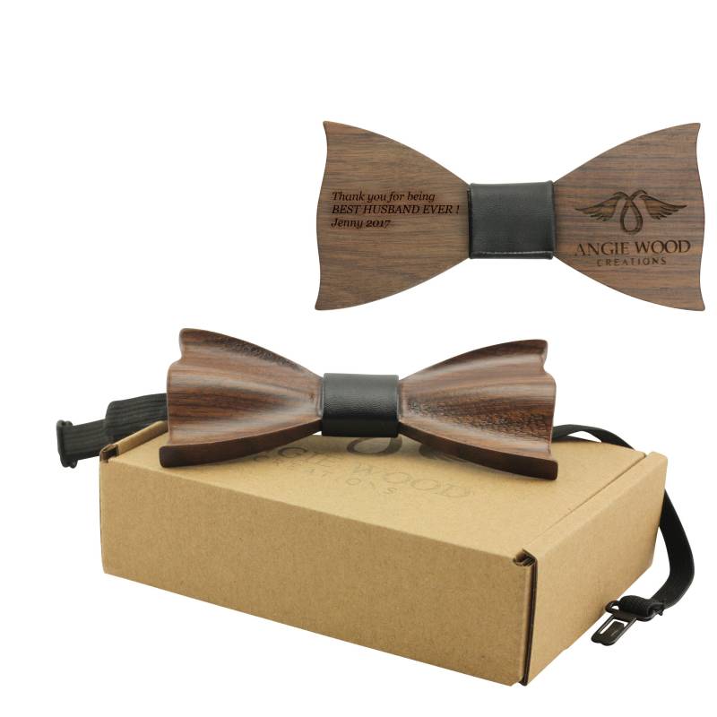 Gravierte Solide Wies Schmetterling Fliege Mit Schwarzem Kunstleder-Center, 3D Holz Bowtie, Männer Bowtie | B1305 von AngieWoodCreationsCo