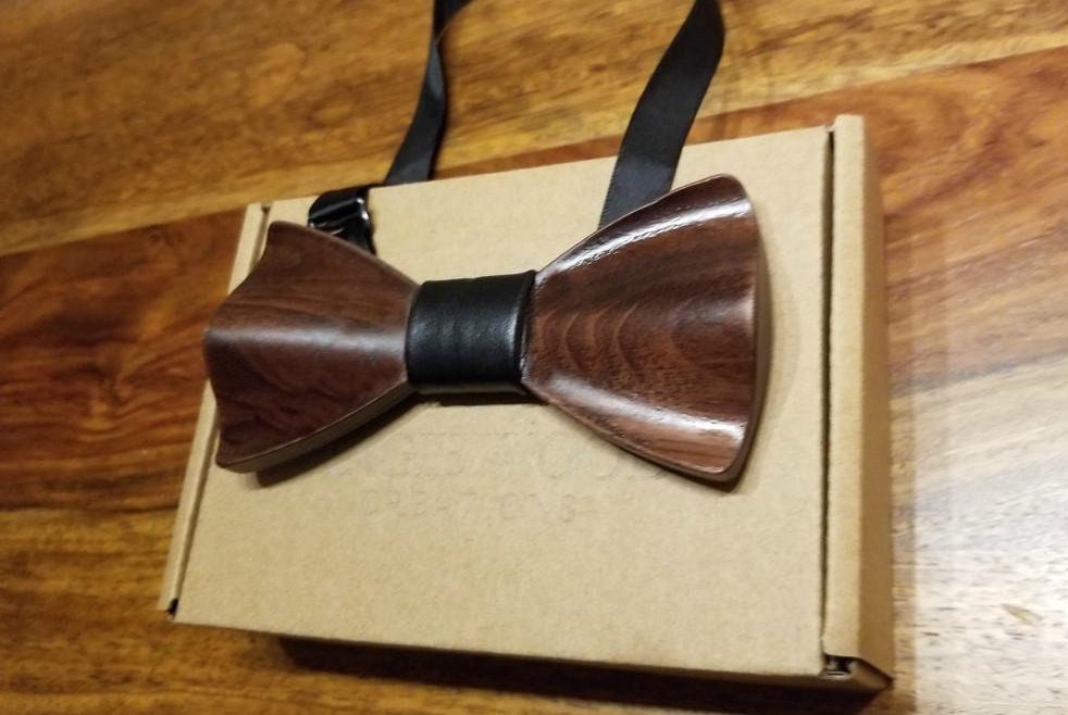 Gravierte Solide Wies Schmetterling Fliege Mit Schwarzem Kunstleder-Center, 3D Holz Bowtie, Männer Bowtie | B1305 von AngieWoodCreationsCo