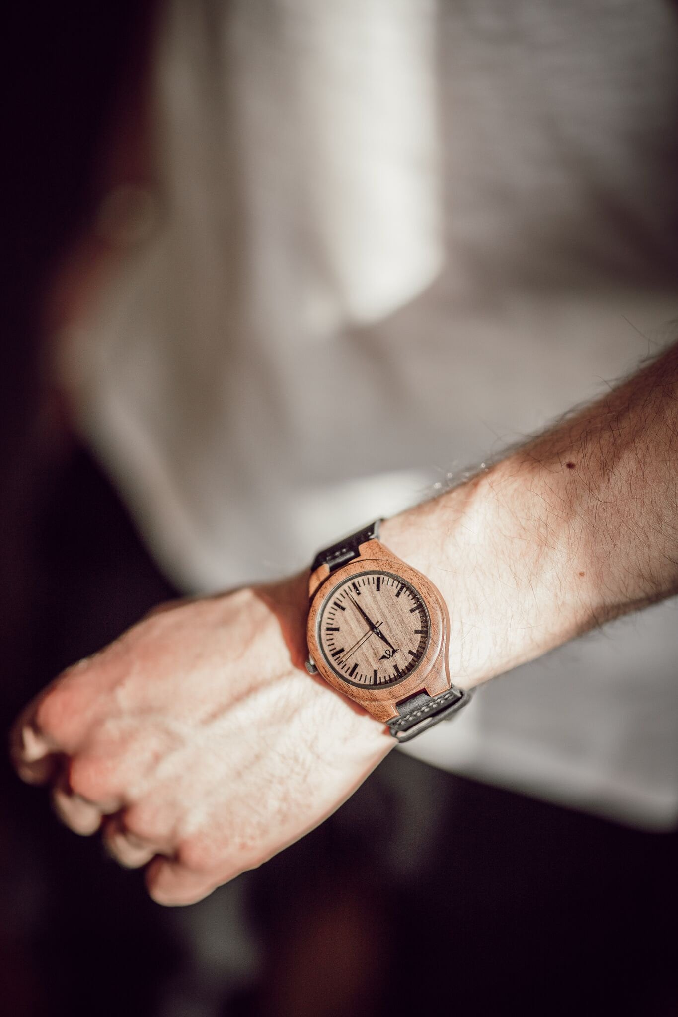 Gravierte Walnuss-Holz Herrenuhr Mit Schwarzem Lederarmband, Personalisierte Holz Uhr(W096 von AngieWoodCreationsCo