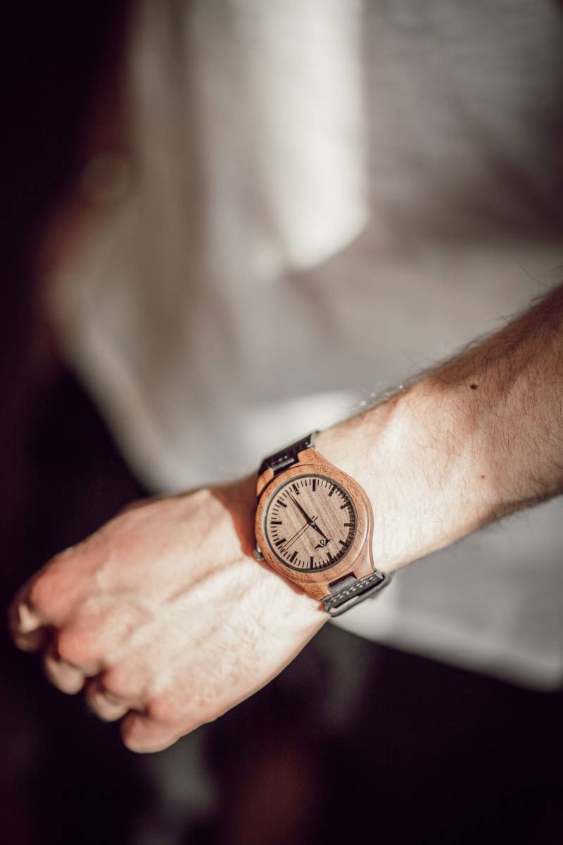 Gravierte Walnuss-Holz Herrenuhr Mit Schwarzem Lederarmband, Personalisierte Holz Uhr(W096 Gravierte Walnuss-Holz Herrenuhr Mit Schwarzem Lederarmband, Personalisierte Holz Uhr(W096 von AngieWoodCreationsCo