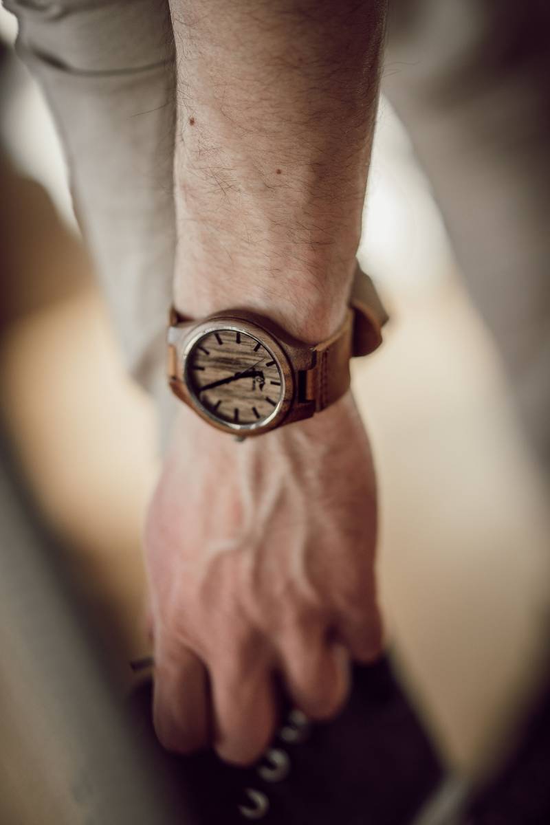 Gravierte Walnussholz Herrenuhr Mit Walnussholz-Ziffernblatt Und Lederarmband, Personalisierte Holz Uhr(W099 von AngieWoodCreationsCo