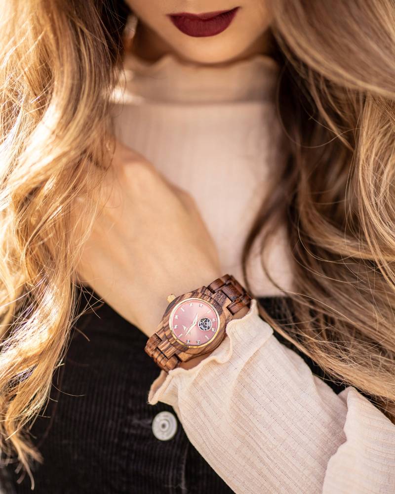 Gravierte Zebrano-Holz Damenuhr Mit Goldenem Ziffernblatt Und Indizes, Personalisierte Holz Uhr(W045 von AngieWoodCreationsCo