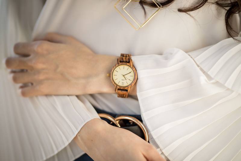 Gravierte Zebrano-Holz Damenuhr Mit Goldenem Ziffernblatt Und Indizes, Personalisierte Holz Uhr(W045 von AngieWoodCreationsCo