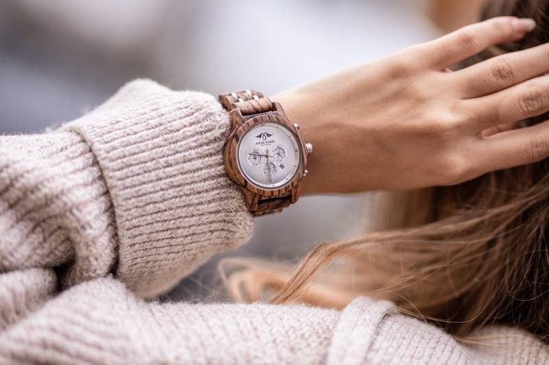 Gravierte Zebranoholz Damenuhr Mit Edelstahl-Ziffernblatt, Personalisierte Holz Uhr(W135 von AngieWoodCreationsCo