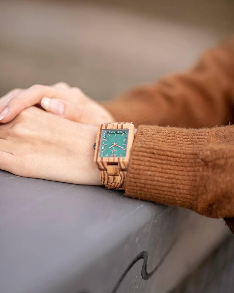 Gravierte Zebranoholz-Damenuhr Mit Grünem Ziffernblatt, Personalisierte Holz Uhr(W127 von AngieWoodCreationsCo