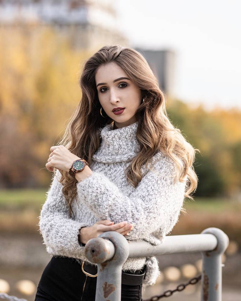 Gravierte Zebranoholz-Damenuhr Mit Grünem Ziffernblatt, Personalisierte Holz Uhr(W131 von AngieWoodCreationsCo